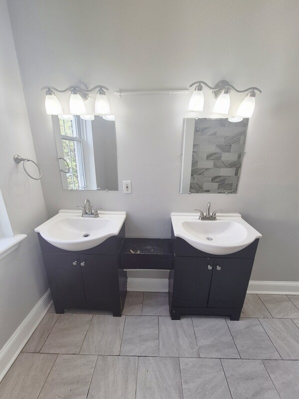 Building Photo - 709 1/2 West Clay Street - B