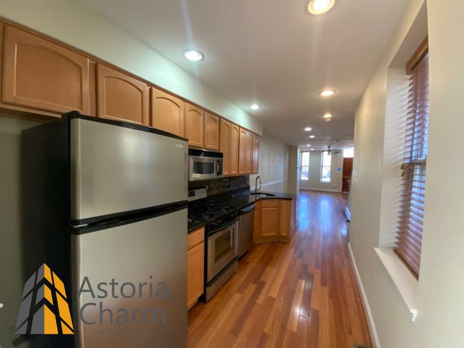 Building Photo - Stylish 2 Bedroom with Spa Bath, Hardwood Floors and Parking