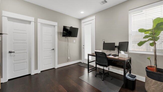 Building Photo - 607 Bayou St