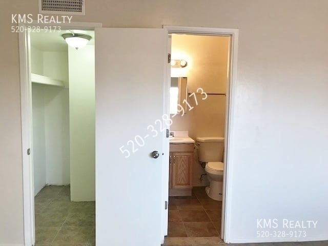Building Photo - 4 bedroom 2 baths Town house - Drexel Road...