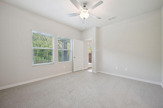 Building Photo - 706 Leavenworth Dr