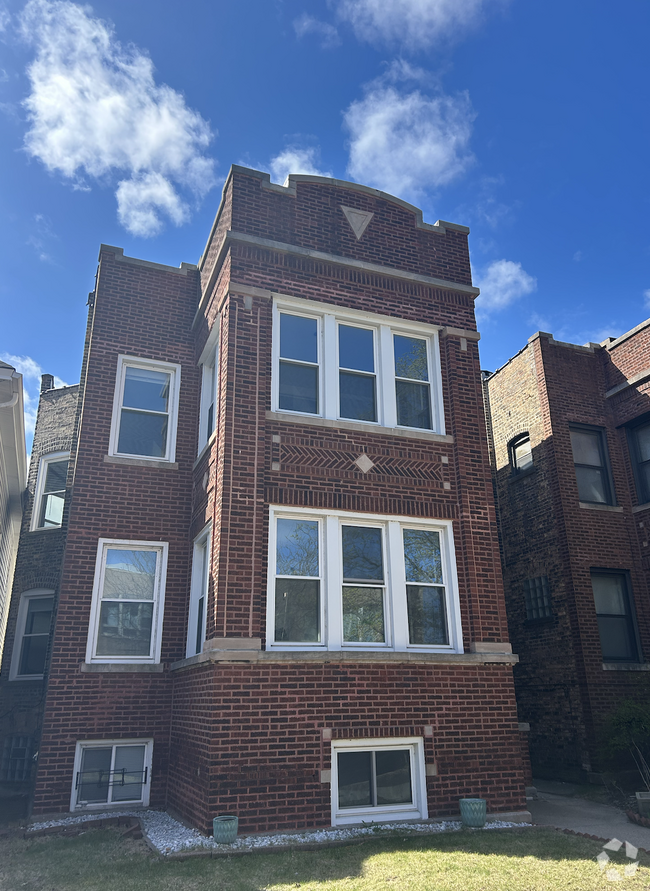 Building Photo - 1535 W Granville Ave