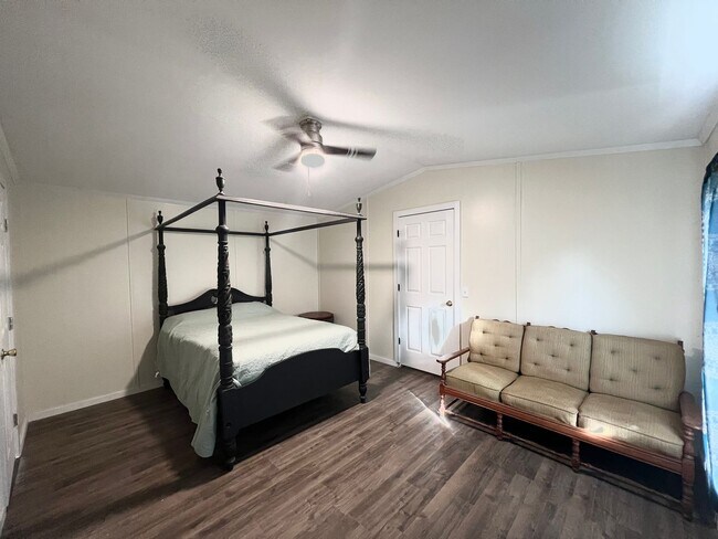 Building Photo - Three Bedroom Home with a Spacious Backyard