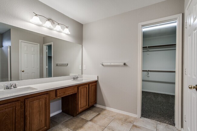 Building Photo - 2201 Itasca Dr