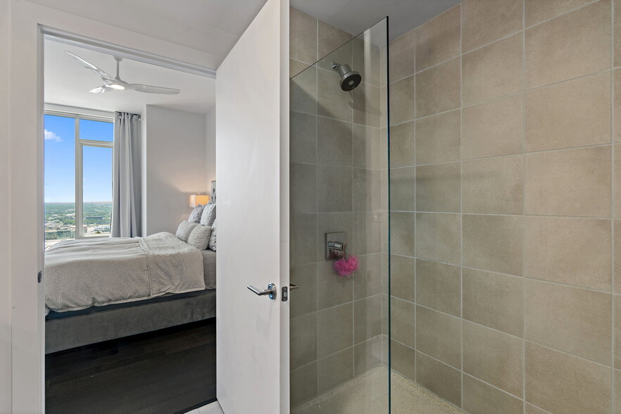 Primary en suite shower - 515 Church St