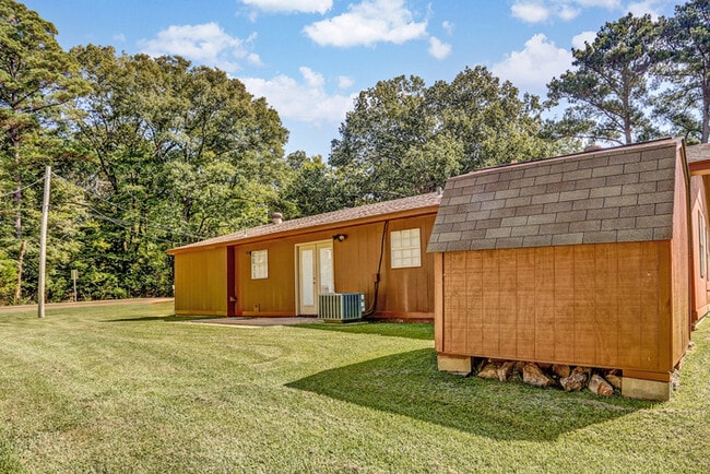 Building Photo - 205 Walnut St