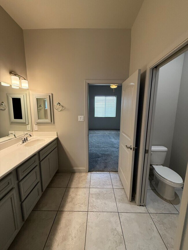Building Photo - 4 Bedroom in Villa Chaparral!