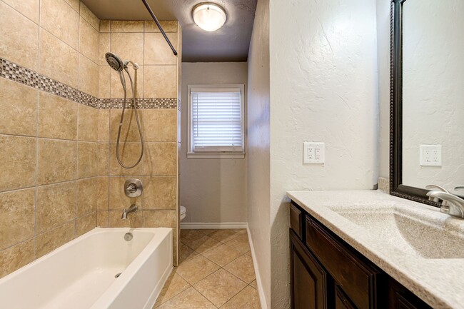 Building Photo - Gorgeous 3 Bedroom 1.5 Bathroom Home in th...