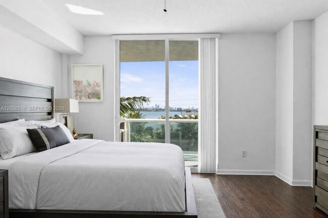 Building Photo - 7910 Harbor Island Dr