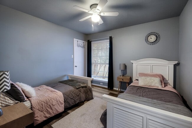 Building Photo - 2607 Lone Summit St