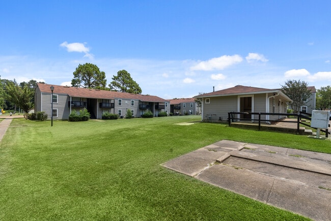 Community Exterior - Creekside Apartments