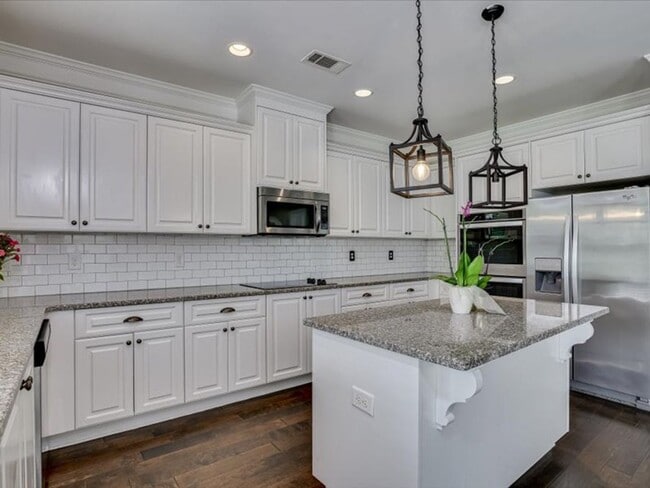Building Photo - 5 Bedroom 3 Bath In Evans!