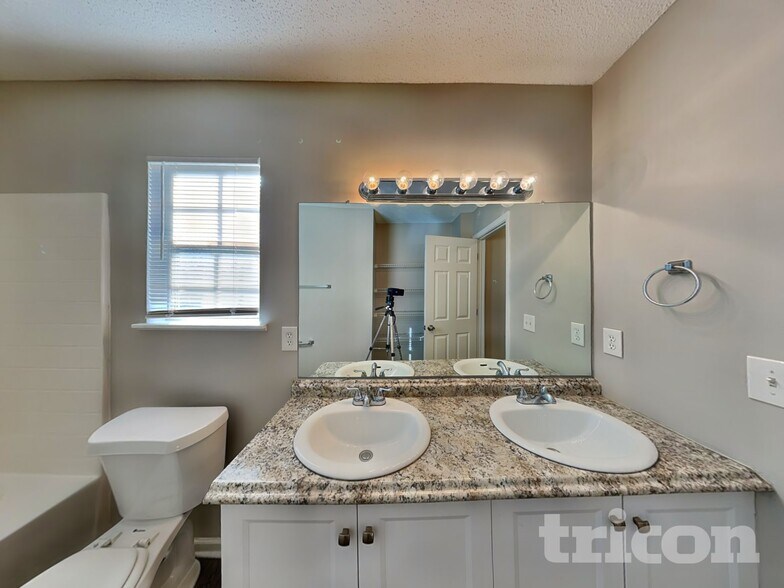 Building Photo - 2000 Lake Carolina Dr