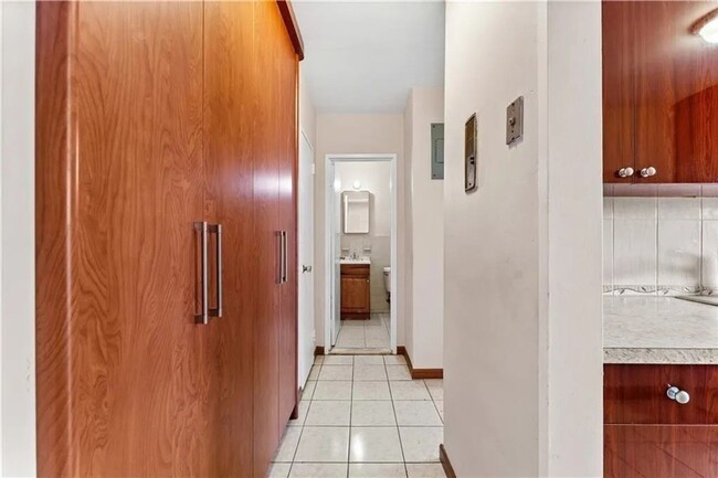 Building Photo - Newly Renovated 1 Bedroom 1 Bathroom  Avai...