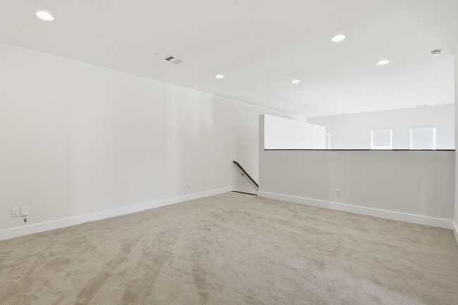 Building Photo - 5519 Paraiso Pl