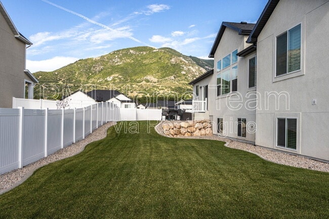 Building Photo - 1088 E 2475 N