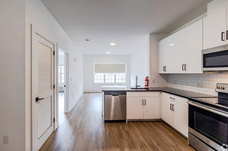 Building Photo - 21 Lakeside Ave