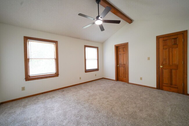 Building Photo - UNCC Area.  2 story 4 BR 2 1/2 BA Large Fe...