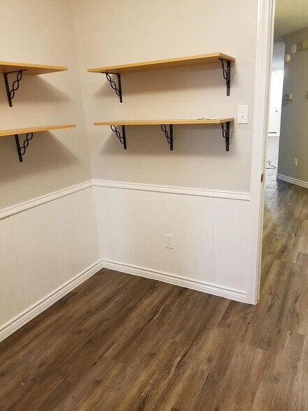 Building Photo - Room in Duplex on St Paul Ct