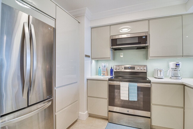 Building Photo - 6260 Palma Del Mar Blvd S