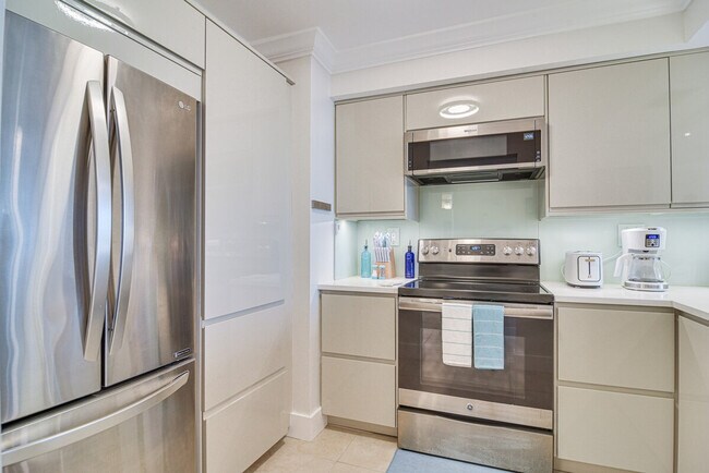 Building Photo - 6260 Palma Del Mar Blvd S