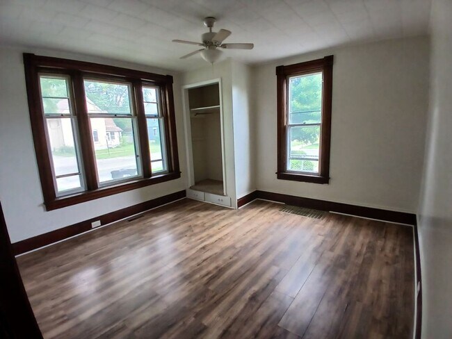 Building Photo - 306 N Elm Ave