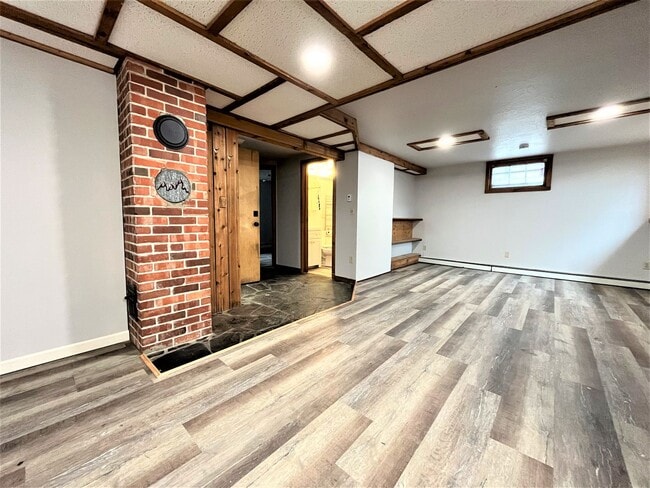 Building Photo - Newly Renovated Daylight Basement Duplex Apartment in Amazing Location!