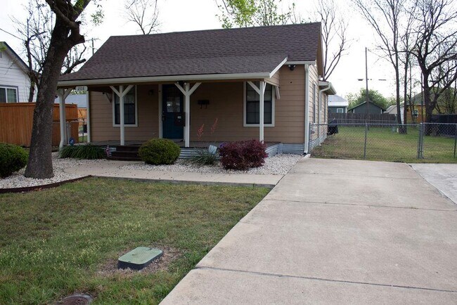 Building Photo - 208 Shaw St