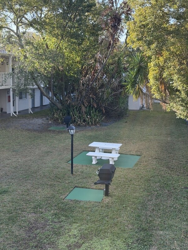 Building Photo - 320 Lakeview St