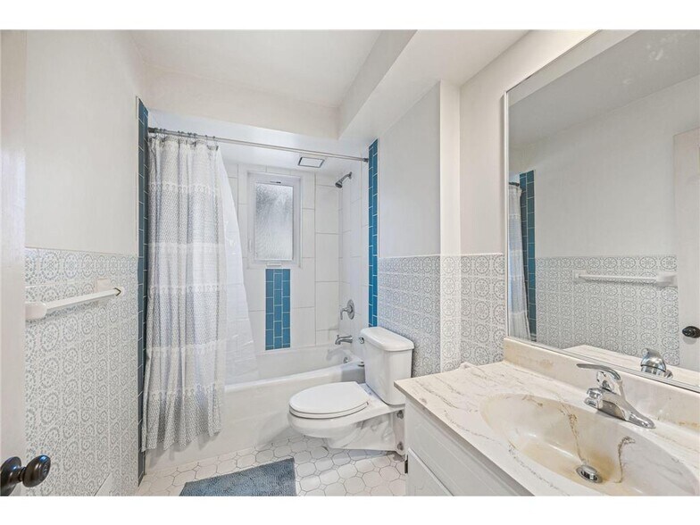 Building Photo - 210 Warwick St SE