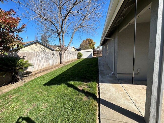 Building Photo - 3 Bedroom 2 Bathroom in NW Visalia