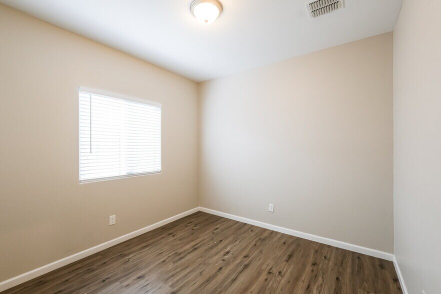 Building Photo - 8828 S 41ST Dr