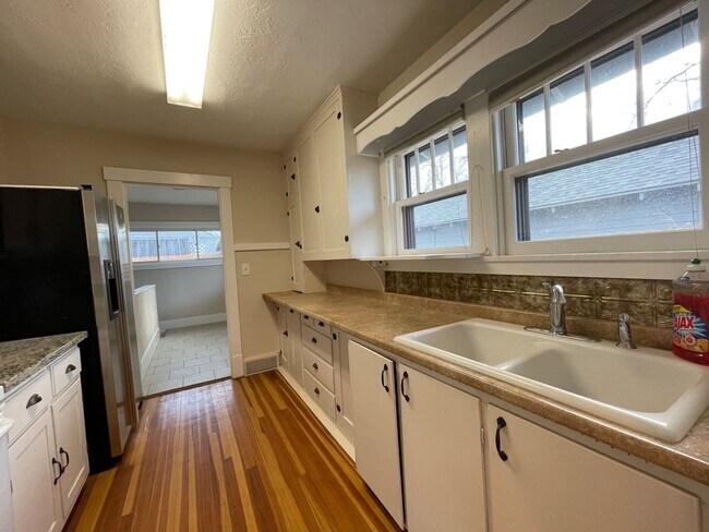 Building Photo - 6 Bedroom/2.5 Bath Home in North Fort Coll...