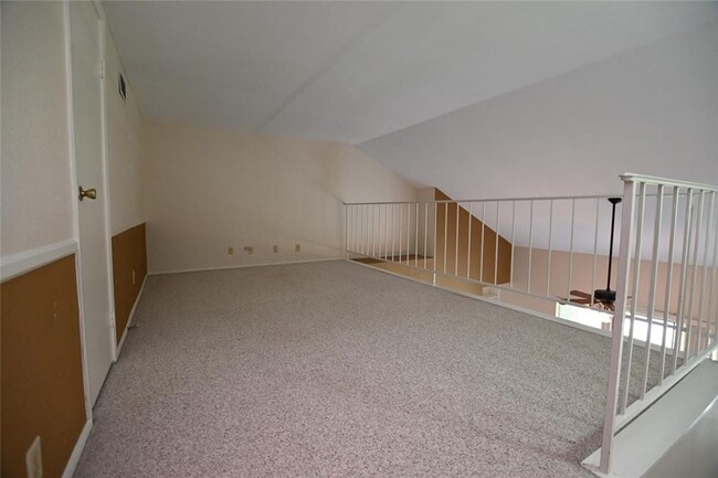 Building Photo - Charming One Bedroom!