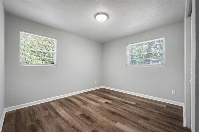 Building Photo - 7010 Arques Rd
