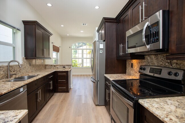 Building Photo - 10821 La Salinas Cir