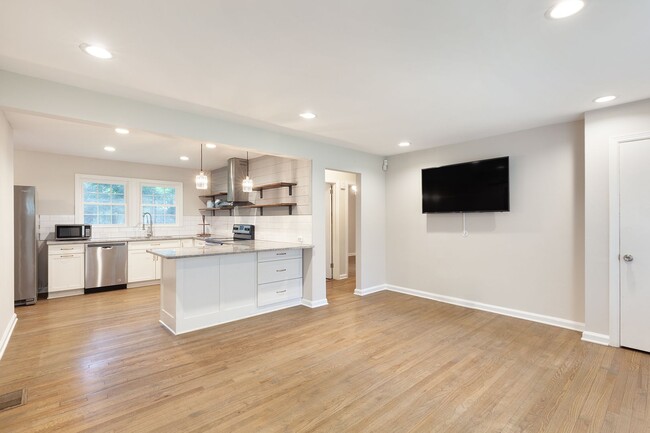 Building Photo - Renovated 3/2 w/ Fenced In Backyard and Co...
