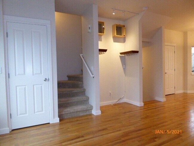 Building Photo - Beautiful 3 Bed 2.5 Bath Townhome in Roosevelt, Seattle