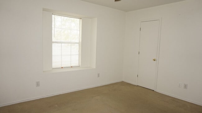 Building Photo - 4600 Greyhound Dr