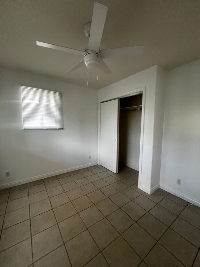 Building Photo - Highly Desired 2 bedroom, 1 bath, 2 parkin...