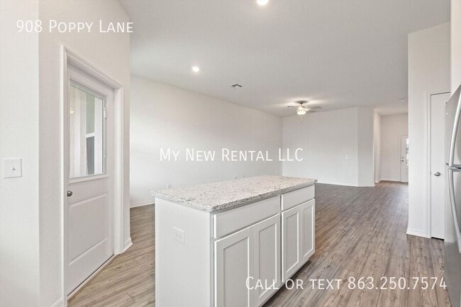 Building Photo - 908 Poppy Ln