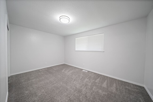 Building Photo - Classic rambler has 3 bedrooms, 1.75 baths, North Thurston School District