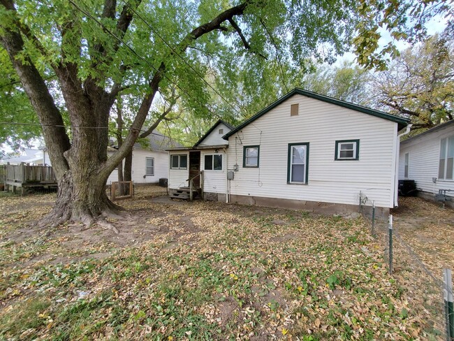 Building Photo - Cute 2 bedroom with garage & fence in back...