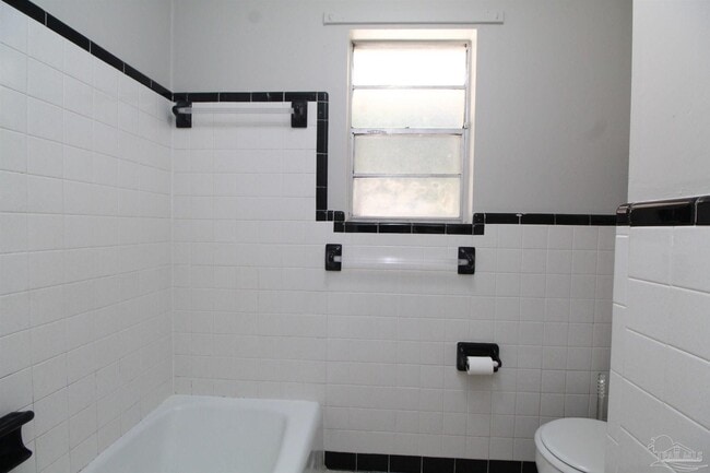 Building Photo - 642 Ditmar St