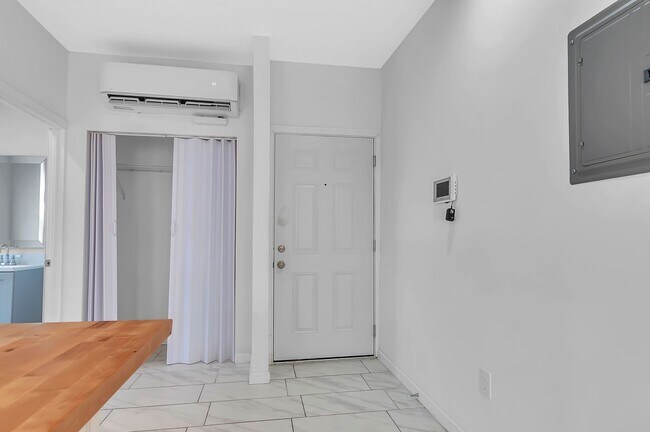 Building Photo - 442 W Hanover St