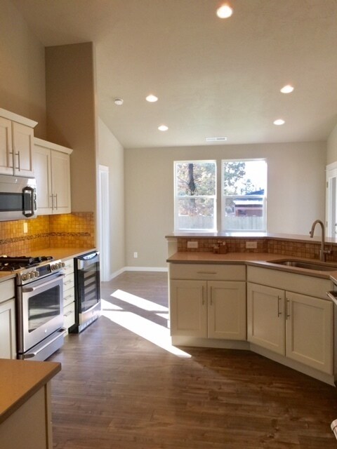 Building Photo - 4742 SW Volcano Ave