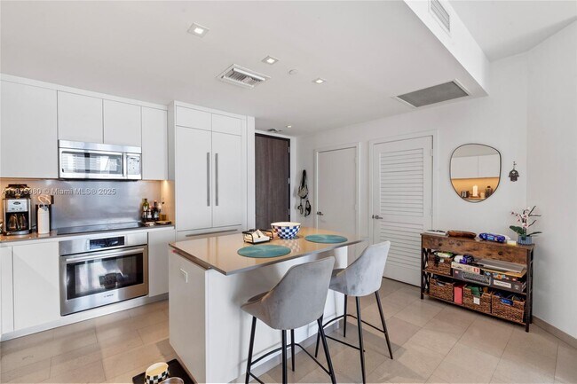 Building Photo - 88 SW 7th St