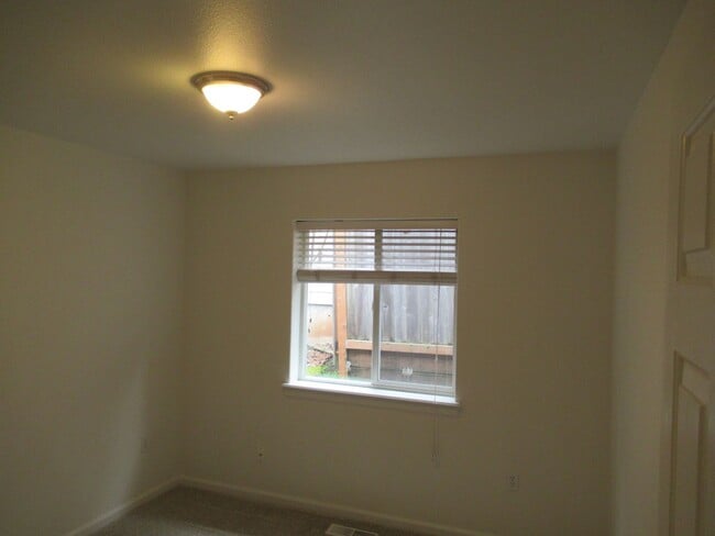 Building Photo - Large 4 Bedroom South