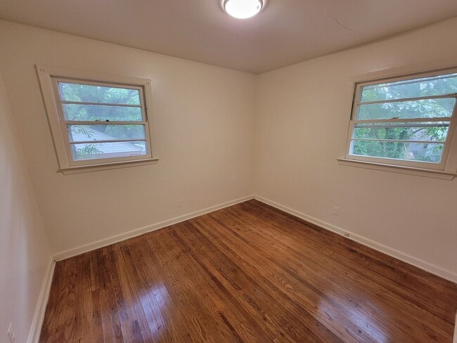 Building Photo - 2 Bedroom 1 Bathroom House