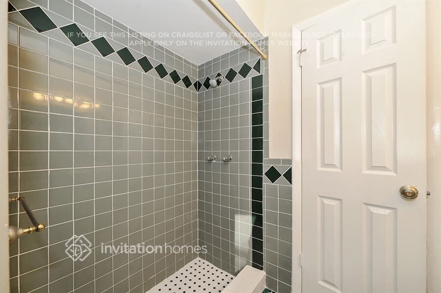 Building Photo - 2719 Linwood Dr